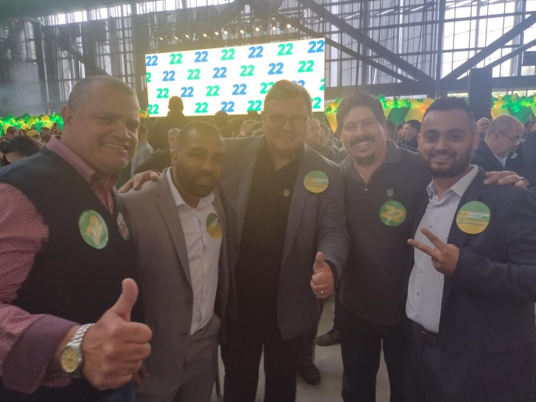 Prefeitura ÉLCIO que apoiou Carlos Moisés agora aparece com um adesivo do 22 no peito.