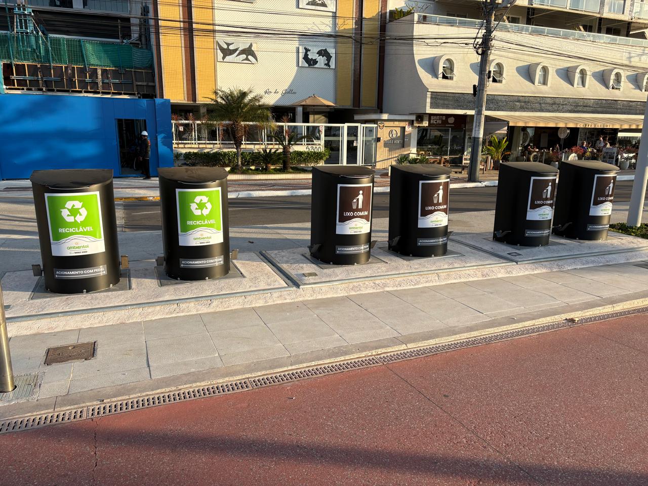 Equipamentos já estão em funcionamento e são destinados a resíduos comuns e recicláveis na orla da Praia Central.