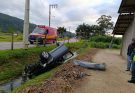 Bombeiros encontram motorista submerso após veículo capotar e sair da pista em Tijucas