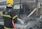 Casa de madeira é consumida por incêndio no bairro Cedro, em Camboriú