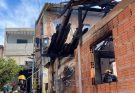 Incêndio atinge residência em Camboriú; criança e pais já estavam fora do imóvel e dois cães são resgatados